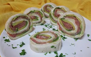 Rollitos De Pan De Molde Con Salmón Y Aguacate
