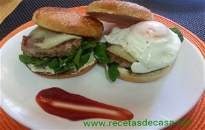 Hamburguesas Caseras Con Queso Y Huevo
