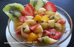 Macedonia De Frutas Con Miel Y Hierbabuena
