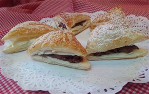 Triángulos De Hojaldre Rellenos De Nata Y Mousse De Chocolate
