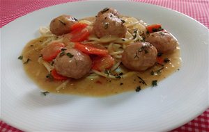 Albóndigas Con Salsa A La Mostaza Y Espaguetis
