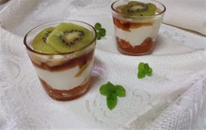 Vasitos De Yogurt Griego Y Kiwi
