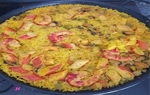 Paella Con Salpicón De Marisco
