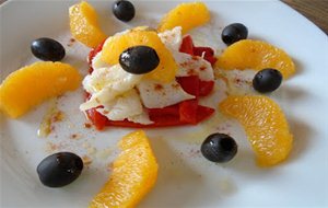 Ensalada De Bacalao Con Naranjas Sobre Cama De Pimientos De Piquillo
