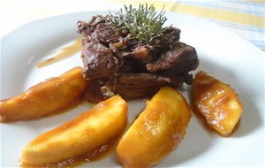 Rabo De Toro Guisado Al Vino Tinto Con Manzanas Caramelizadas
