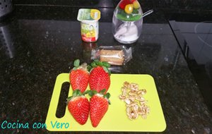 Vasito De Fresas Con Yogur, Galleta Y Nuez
