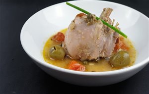 Muslo De Pavo Con Aceitunas Gordal, Alcaparras Y Tomatitos Cherry
