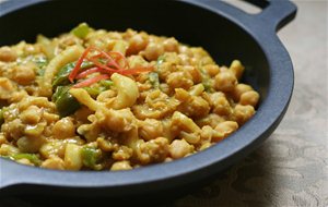 Garbanzos Al Curry Con Calamares, Quínoa Y Leche De Coco
