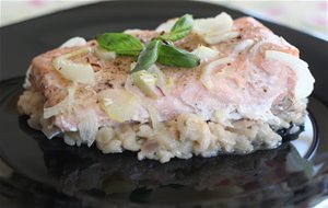 Salmón Aromático Al Horno Sobre Risotto De Albahaca
