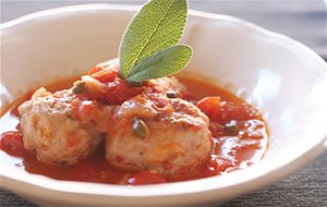 Albóndigas De Pollo Con Salsa De Cherries, Alcaparras Y Salvia
