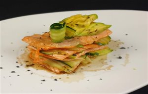 Milhojas De Salmón Con Aguacate Y Ensalada Japonesa De Pepino
