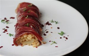 Risotto De Topinambo, Champinones Y "peperoni Cruschi" De Matera En Rulo De Jamón Ibérico
