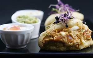 Gua Bao Con Pollo Pibil Y Su Guarnición
