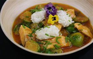 Salmón Al Curry Con Coles De Bruselas Y Arroz