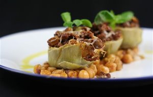 Alcachofas Rellenas De Presa Ibérica Sobre Cama De Garbanzos Fritos Al Aceite De Boletus
