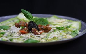 Carpaccio De Calabacín Con Puré De Aceitunas Negras Y Parmesano
