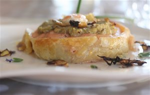 Tournedos De Salmón Y Hojaldre Rellenos Con Crema De Alcachofas
