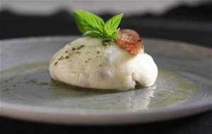 Bomba De Mozzarella Rellena De Brevas Y Pancetta Con Nueces Y Aceite De Albahaca
