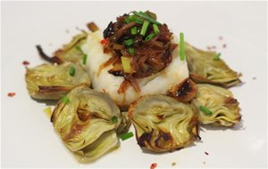 Bacalao A Baja Temperatura Con Alcachofas Al Horno Y Pochado De Cebolla Y Ajetes
