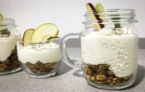 Yogur Griego Con Manzana Enriquecido Con Nata Y Granola
