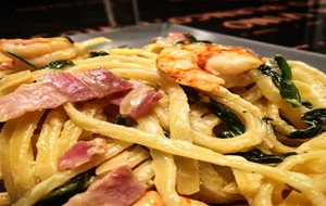 Tallarines Alfredo Con Espinacas Y Gambas
