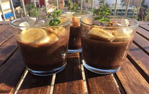 Puding De Chía Con Leche Chocolateada, Plátano, Nueces Y Flores De Jazmín
