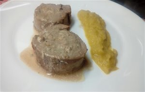 Solomillo De Cerdo Relleno De Gorgonzola Y Nueces, Con Puré De Puerros
