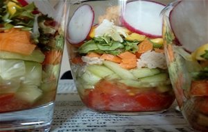 Vaso De Ensalada De Atún Con Salsa César
