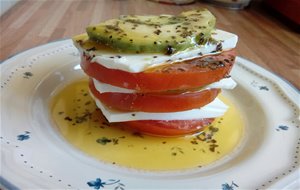 Torre De Ensalada Con Albahaca Y Limón
