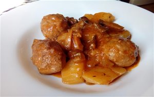 Albóndigas Con Patatas Y Rebollones
