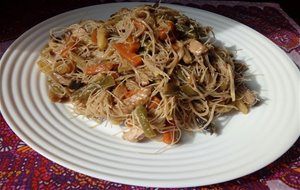 Fideos De Arroz Con Lomo Y Verduras
