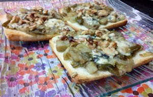 Tostas De Verduras Con Roquefort Y Nueces
