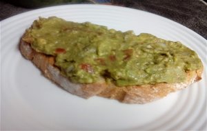 Tostas De Aguacate Con Migas De Bacalao 
