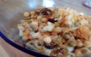 Ensalada De Garbanzos Con Atún, Tomate Seco Y Alcaparras
