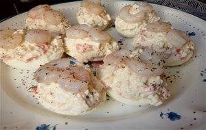 Huevos Rellenos De Surimi Con Gambas
