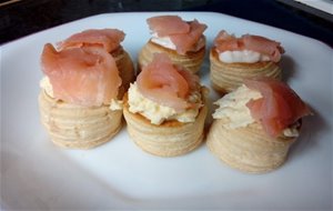 Minivolovanes De Salmón Y Ensalada De Cangrejo
