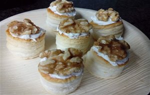 Minivolovanes De Crema De Queso Azul Con Nueces
