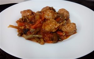 Albóndigas Con Tomate Y Verduras A La Sidra
