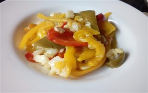 Ensalada De Pimientos Tricolor Con Migas De Bacalao
