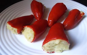 Pimientos Del Piquillo Rellenos De Brandada De Bacalao Con Piñones
