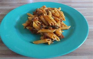 Macarrones Con Tomate, Longanizas Y Portobellos
