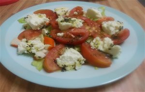 Ensalada Caprese Con Lechuga Y Surimi
