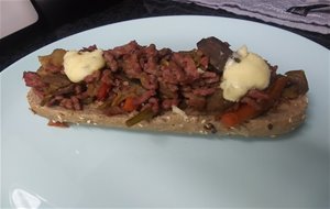 Tostas De Ternera Con Verduras Y Roquefort
