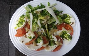 Ensalada De Tomate Rosa Con Queso Fresco, Bacalao Y Pipas
