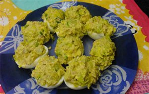 Huevos Rellenos De Atún, Lechuga Y Aguacate
