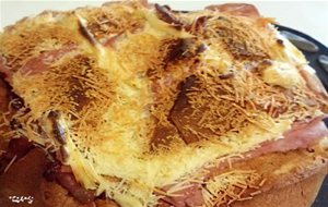 Pan Relleno De Queso, Jamón Y Bacón
