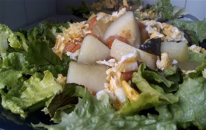 Receta: Ensalada Con Patatas Del Caldo, Hojas De Remolacha Y Huevos Revueltos
