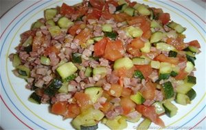 Ensalada Tibia De Calabac&iacute;n, Tomate Y Jam&oacute;n