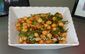 Ensalada De Garbanzos Con Toque De Aceite De Cacahuetes
