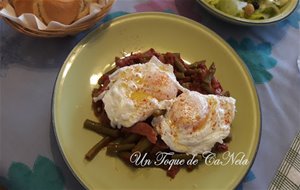 Huevos Escalfados Con Judías, Tomate Y Jamón
